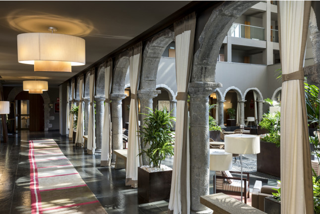 Escapada con Desayuno y Comida o Cena para dos personas en Parador de La Seu d'Urgell (Lleida)