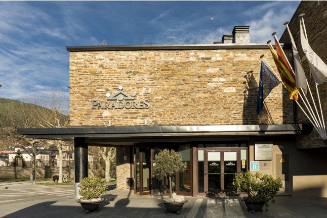 Escapada con Desayuno y Comida o Cena para dos personas en Parador de La Seu d'Urgell (Lleida)