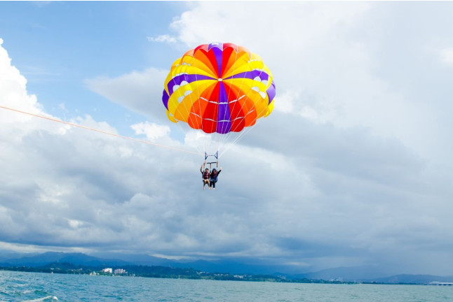 Parasailing (Aguadulce, Almería)