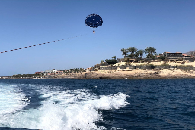 Viaje en Lancha Rápida y Vuelo en Parasailing (Tenerife)