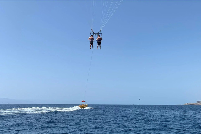 Viaje en Lancha Rápida y Vuelo en Parasailing (Tenerife)