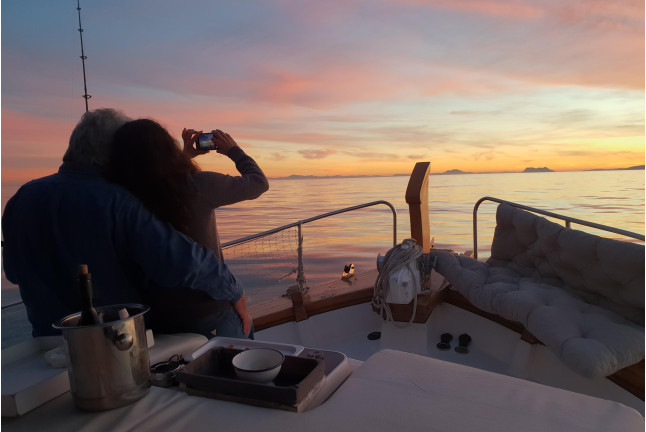 Paseo al Atardecer y Noche en Barco para dos (Estepona, Málaga)