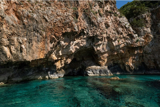 Paseo en Barca por Calas con Snorkel en la Cova del Llop Marí (Ametlla de Mar, Tarragona)