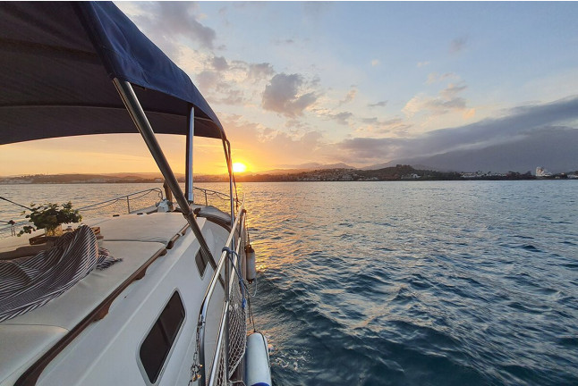 Paseo en Barco con Puesta de Sol, Tapa Marinera y Cava para dos (Estepona, Málaga)