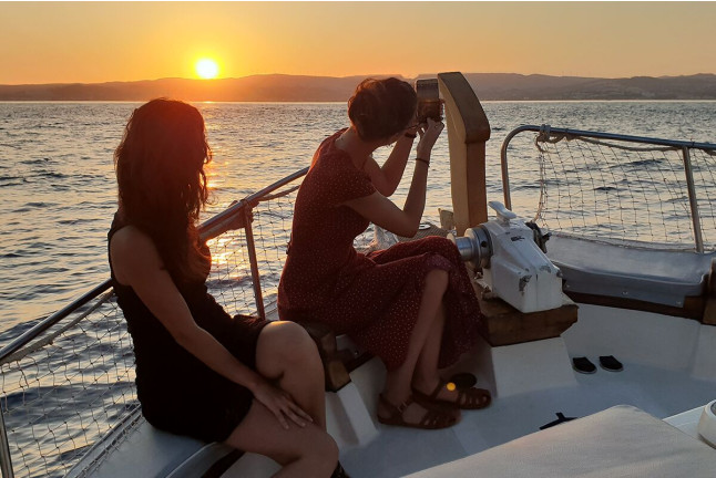 Paseo en Barco con Puesta de Sol, Tapa Marinera y Cava para dos (Estepona, Málaga)