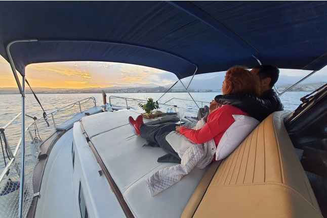 Paseo en Barco con Puesta de Sol, Tapa Marinera y Cava para dos (Estepona, Málaga)