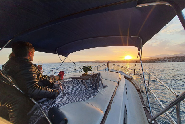Paseo en Barco con Puesta de Sol, Tapa Marinera y Cava para dos (Estepona, Málaga)