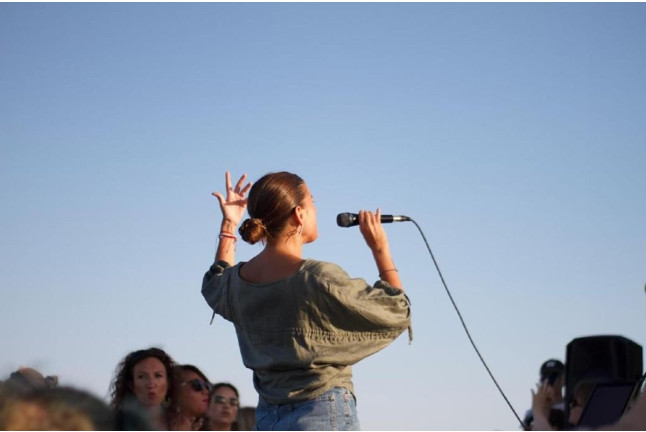 Paseo en Catamarán al Atardecer con Música en Vivo (Barcelona)