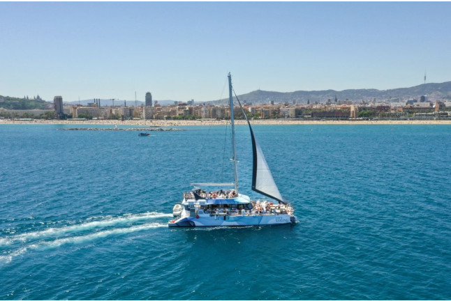 Paseo en Catamarán al Atardecer con Música en Vivo (Barcelona)