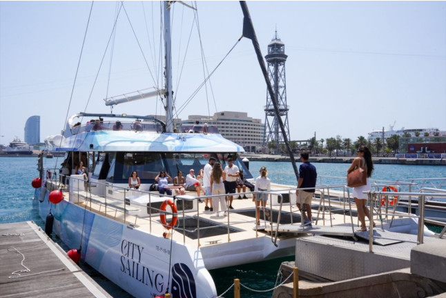Paseo en Catamarán al Atardecer con Música en Vivo (Barcelona)