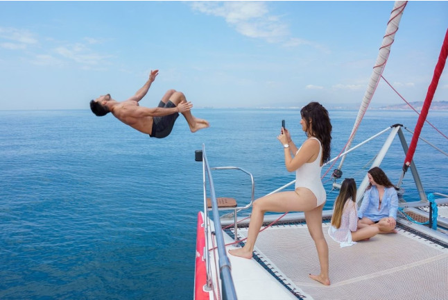 Paseo en Catamarán con Tapa y Bebida por la Costa de Barcelona (Barcelona)