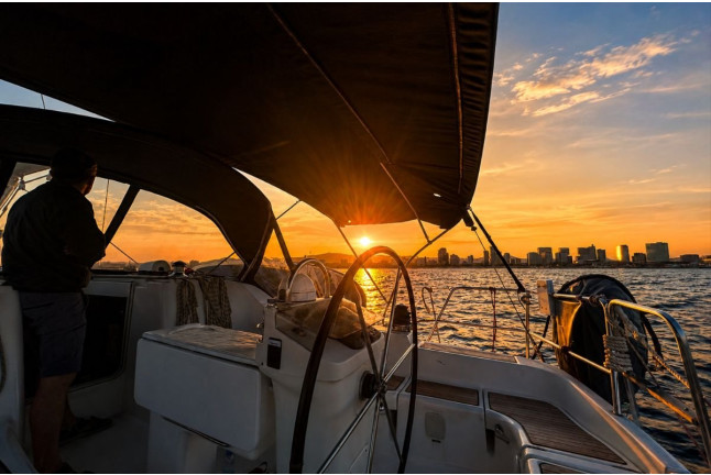 Paseo Compartido en Barco al Atardecer (Barcelona)