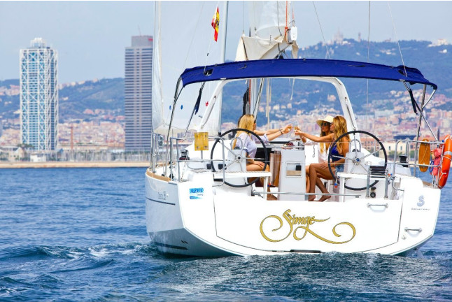 Paseo en Velero Privado con Barra Libre y Aperitivos (Barcelona)