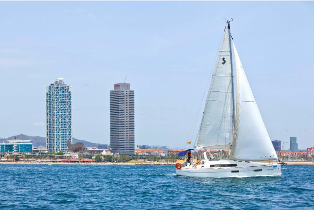 Paseo en Velero Compartido con Barra Libre y Aperitivo (Barcelona)