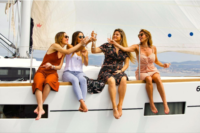 Paseo en Velero Compartido con Barra Libre y Aperitivo (Barcelona)