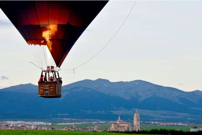 Paseo en Globo con Vídeo, Almuerzo y Cava (Segovia)
