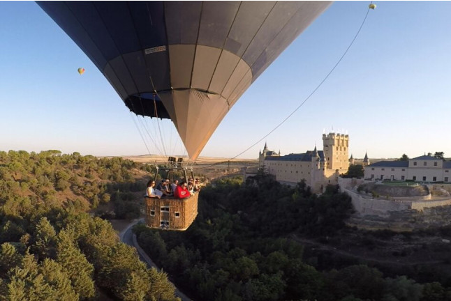 Paseo en Globo con Vídeo, Almuerzo y Cava (Segovia)