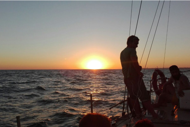 Paseo Romántico en Velero con Puesta de Sol (Cádiz)