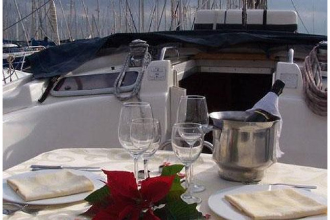 Paseo en Barco con Puesta de Sol, Cena y Noche Romántica (Barcelona)