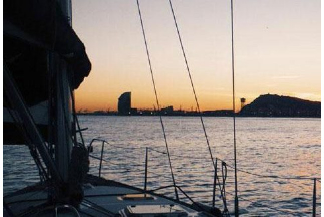 Paseo en Barco con Puesta de Sol, Cena y Noche Romántica (Barcelona)