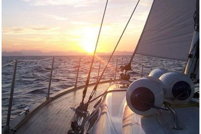 Paseo en Barco con Puesta de Sol, Cena y Noche Romántica (Barcelona)