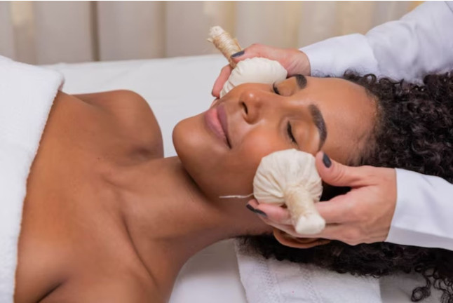 Masaje Royal Thai o Pijat Balinés con Masaje Craneofacial Hot Pindas en Jamu Rituals Spa & Massage (Barcelona)