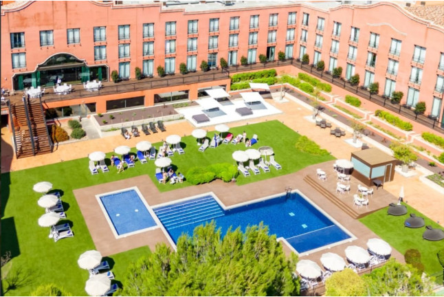 Day Pass: Día de Piscina con Comida en Dolce by Wyndham Barcelona Resort 4* (Sant Esteve Sesrovires, Barcelona)