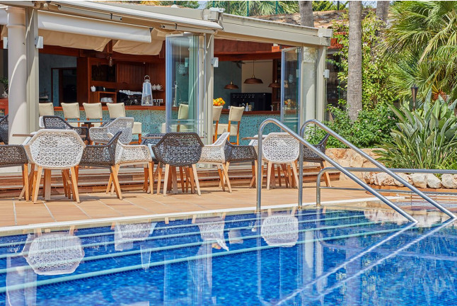 Cama Balinesa o Hamaca, Piscina y Opción a Almuerzo en Boutique Hotel El Coto 5* (Colonia de Sant Jordi, Mallorca)