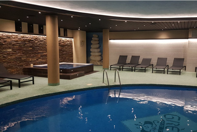 Circuito Spa y Comida o Cena en Hotel Grèvol Spa 4* y Viaje en Globo con Cava (Girona)