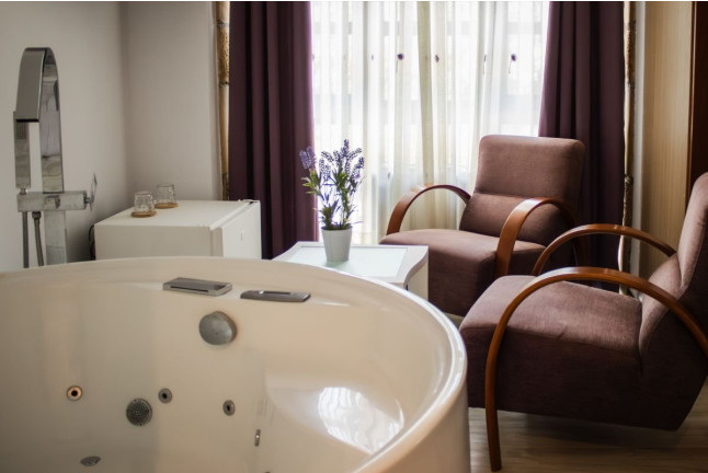 Escapada en Habitación Doble con Jacuzzi Integrado y Desayuno en Posada La Leyenda (Cantabria)