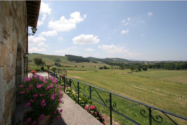 Escapada de 2 Noches con Bañera de Hidromasaje en Casa Rural Posada El Solar 3* (Galizano, Cantabria) 