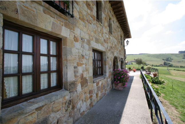 Escapada de 2 Noches con Bañera de Hidromasaje en Casa Rural Posada El Solar 3* (Galizano, Cantabria) 