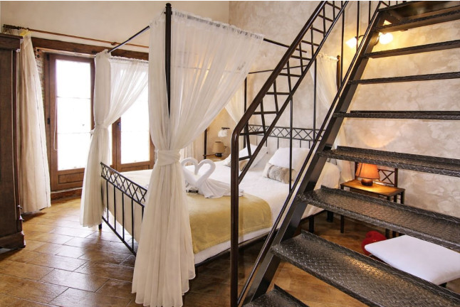 Escapada con Desayuno y Habitación con Jacuzzi Privado en Posada La Fábula (Santillana del Mar, Cantabria)