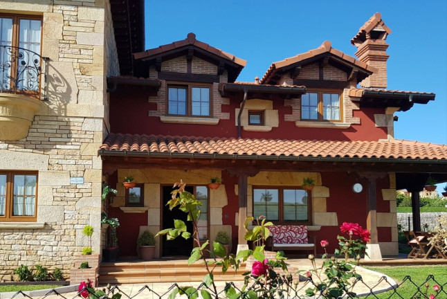 Escapada con Desayuno y Habitación con Jacuzzi Privado en Posada La Fábula (Santillana del Mar, Cantabria)