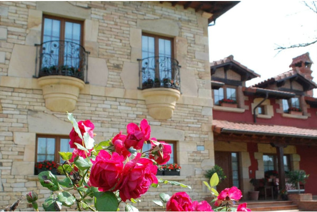 Escapada con Desayuno y Habitación con Jacuzzi Privado en Posada La Fábula (Santillana del Mar, Cantabria)