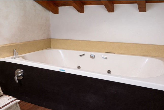 Escapada con Desayuno y Habitación con Jacuzzi Privado en Posada La Fábula (Santillana del Mar, Cantabria)