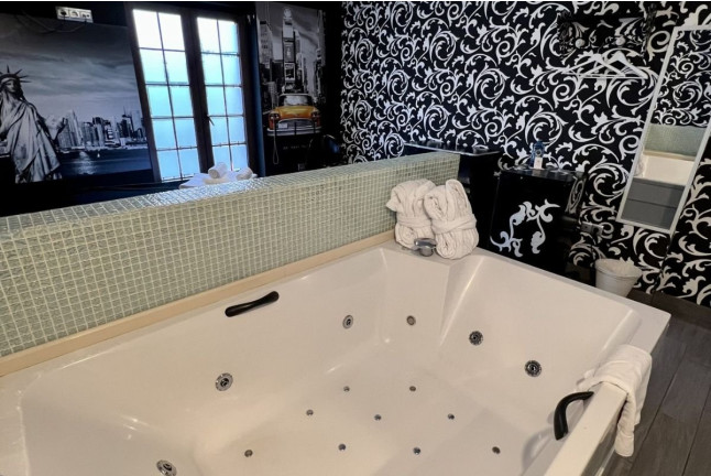 Escapada en Habitación Doble Temática con Jacuzzi Integrado y Desayuno en Posada La Leyenda (Cantabria)