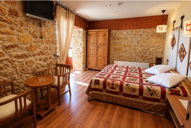 Escapada de 2 Noches en Habitación con Bañera de Hidromasaje y Desayuno en Posada Guadalupe (Monroyo, Teruel)