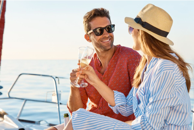 Puesta de Sol Romántica en Velero Privado y Cena para dos (Barcelona)