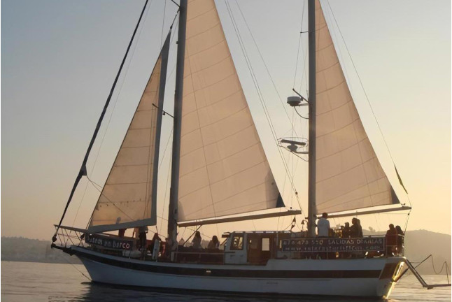 Puesta de Sol, Cena Romántica y Noche en Velero para dos (Málaga)