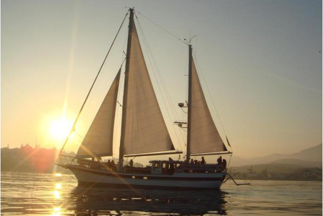 Puesta de Sol y Cena Romántica en Velero para dos (Málaga)