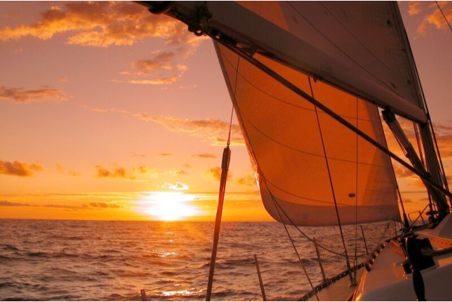 Puesta de Sol y Noche Romántica en Velero para dos (A Coruña)