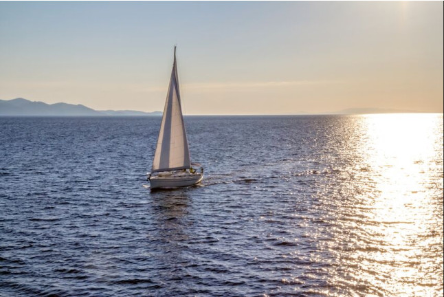 Puesta de Sol y Noche Romántica en Velero para dos (A Coruña)