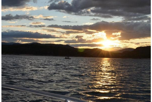 Puesta de Sol y Cena en Barco con Baño y Cava o Gin Tonic para dos en el Pantano de San Juan (Pelayos de la Presa, Madrid)