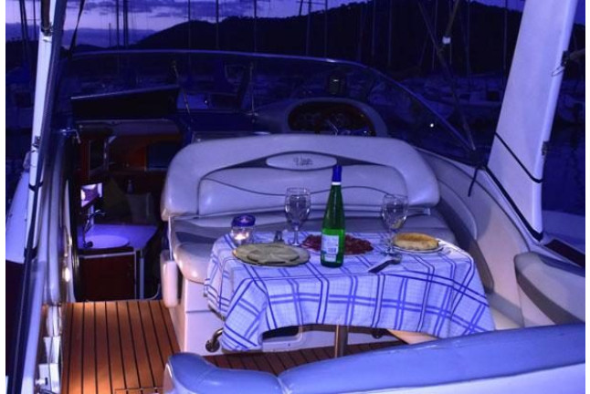 Puesta de Sol y Cena en Barco con Baño y Cava o Gin Tonic para dos en el Pantano de San Juan (Pelayos de la Presa, Madrid)
