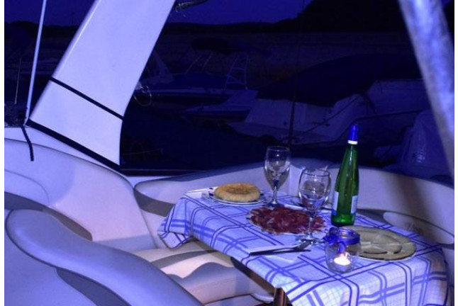 Puesta de Sol y Cena en Barco con Baño y Cava o Gin Tonic para dos en el Pantano de San Juan (Pelayos de la Presa, Madrid)
