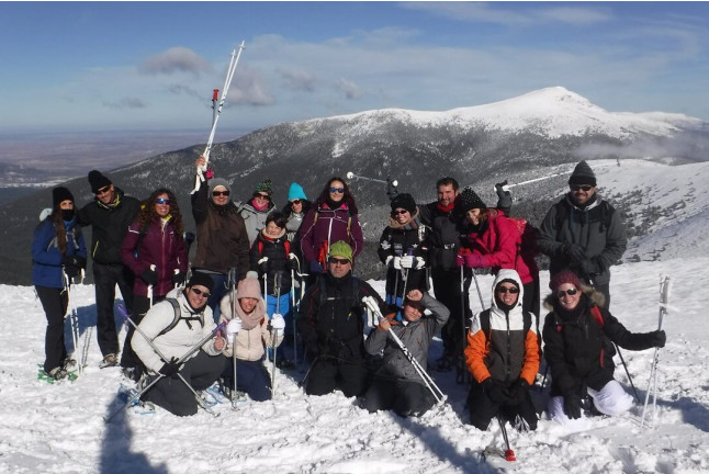 Día de Nieve: Ruta en Raquetas de Nieve, Construcción de Iglús y Carreras de Trineos (Navacerrada, Madrid)