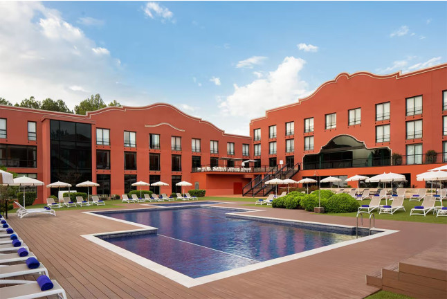Escapada con Comida o Cena en Dolce by Wyndham Barcelona Resort 4* Sup (Sant Esteve Sesrovires, Barcelona)