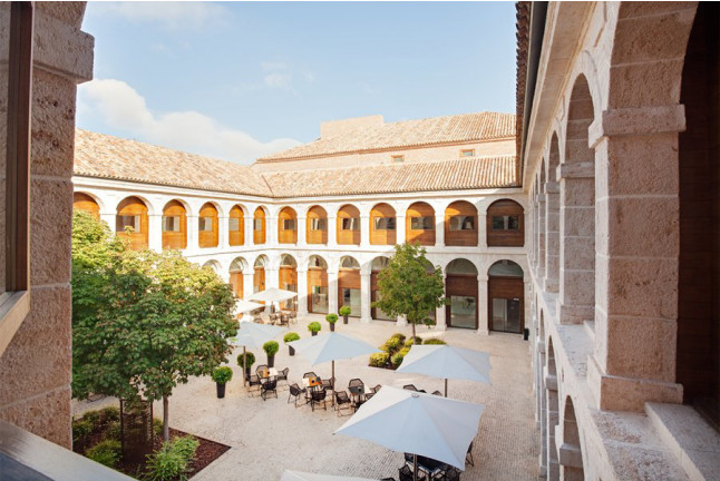 Mesa para dos: Comida o Cena para dos personas en Parador de Alcalá de Henares (Madrid)