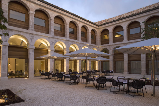 Mesa para dos: Comida o Cena para dos personas en Parador de Alcalá de Henares (Madrid)